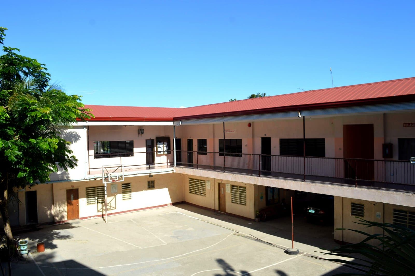 RHMC legacy photo: Upper-ground campus courtyard view